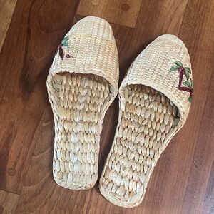 Grass woven slippers